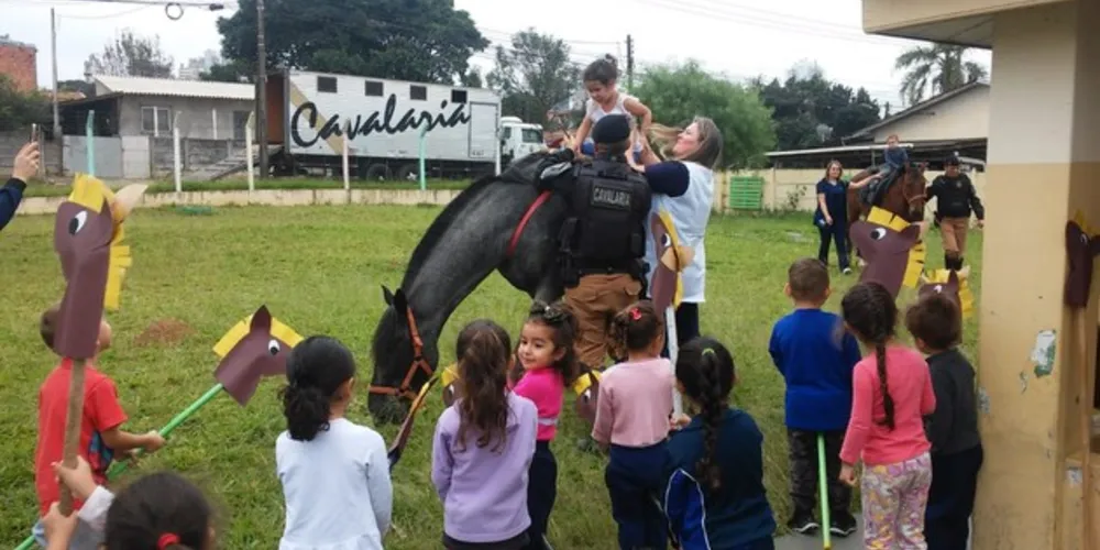 Visita contou com muita interação, seguida de um passeio montado monitorado pelos policiais
