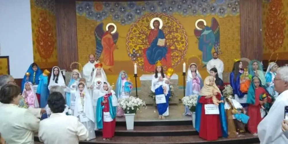 As crianças foram vestidas para simbolizar os diversos títulos de Maria