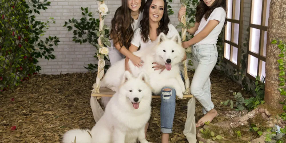 PORTRAIT. Eternizar os momentos felizes de uma família está é a proposta do Estúdio Bonin Fotografias, que a cada dia ganha mais fiéis clientes. No registro especial, Isabela Farhat com as filhas Luana Camlofski e Giovana Farhat com seus amiguinhos Icaro e Noah. Fica a dica da coluna para quem gosta de registrar momentos especiais, confira o trabalho do Estúdio Bonin nas redes sociais.
