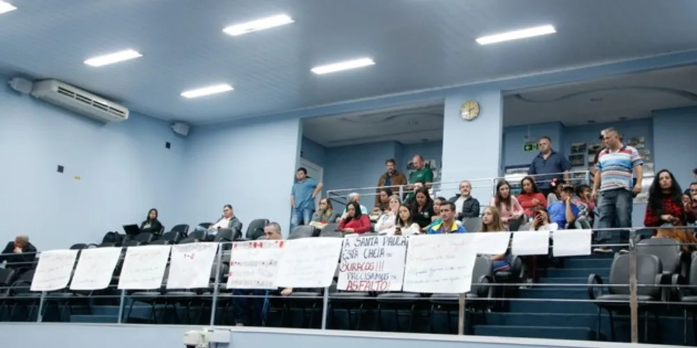 Sessão contou com a presença de populares.