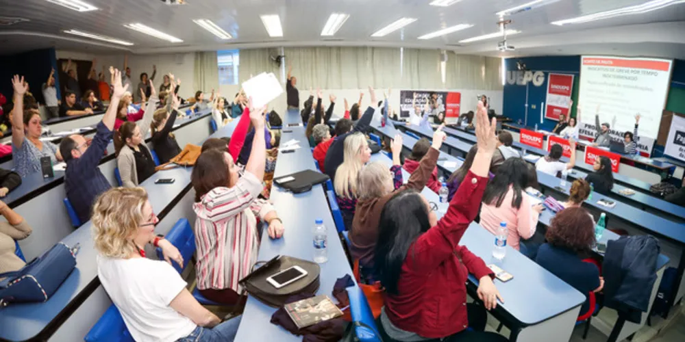 Decisão foi tomada durante uma assembleia do Sinduepg que aconteceu na tarde desta quarta-feira (19)

