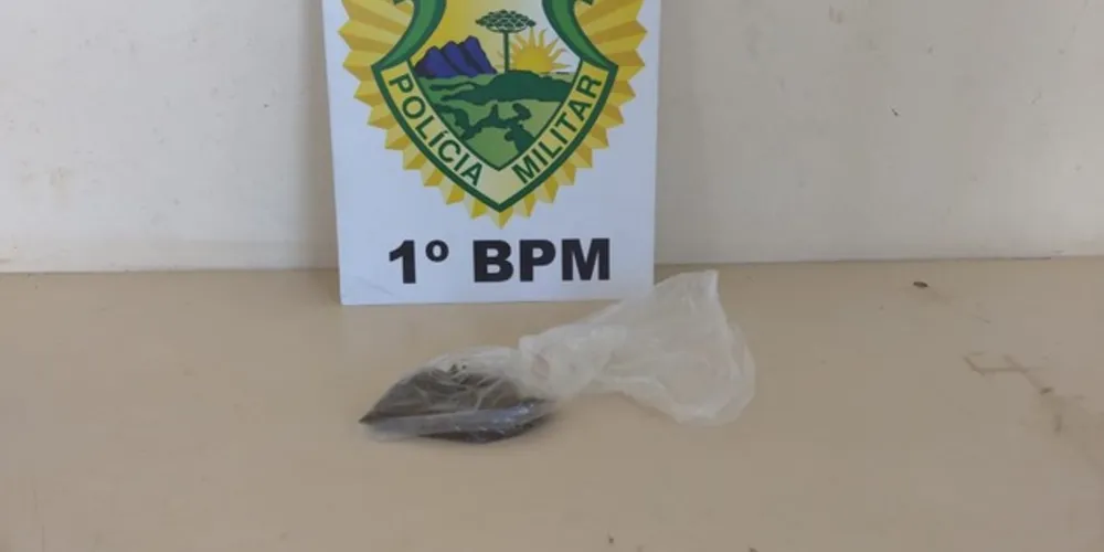 Droga estava escondida na costura de blusa que seria entregue ao filho