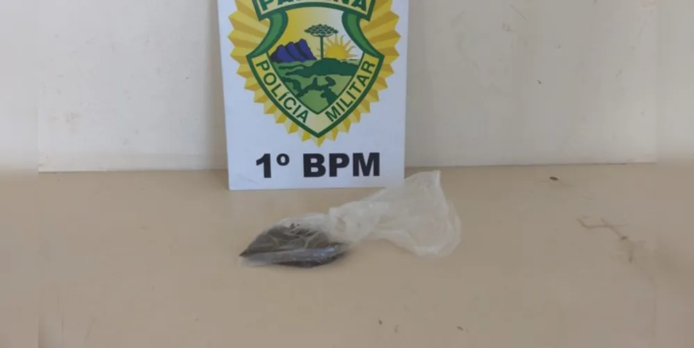 Droga estava escondida na costura de blusa que seria entregue ao filho