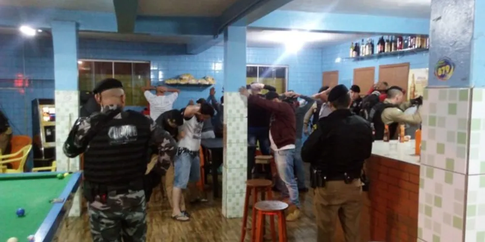Policiais abordaram 191 pessoas e fiscalizaram 13 estabelecimentos 

