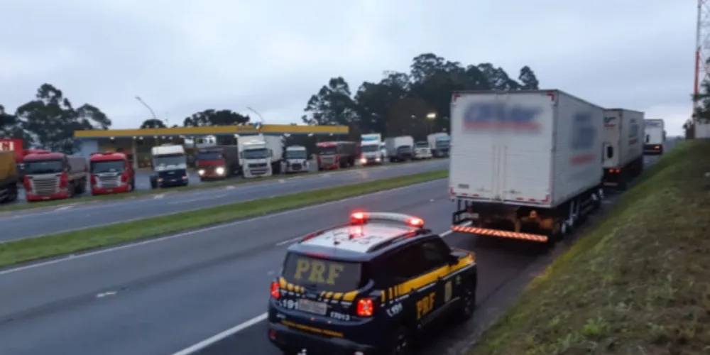 Motoristas estacionaram no acostamento de forma irregular, para tomar café do outro lado da rodovia e foram atropelados