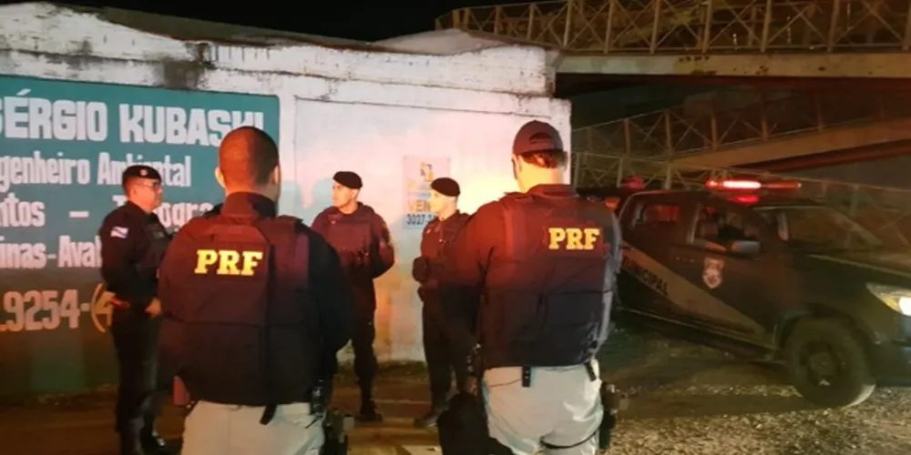 Foram recolhidos 4 veículos e 2 CNH por embriaguez ao volante, lavrando 13 autuações diversas, entre elas, embriaguez, licenciamento vencido.
