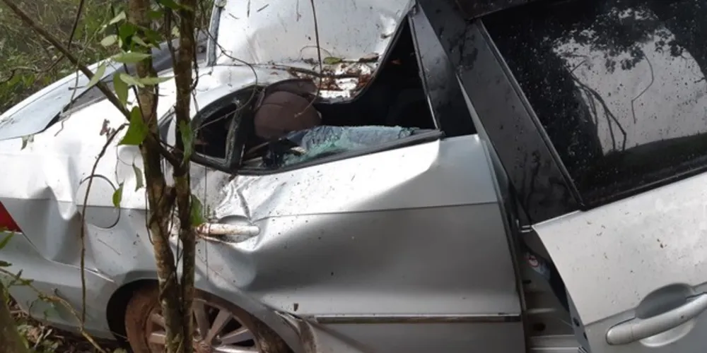 Depois de sair da pista, carro ainda bateu contra árvores