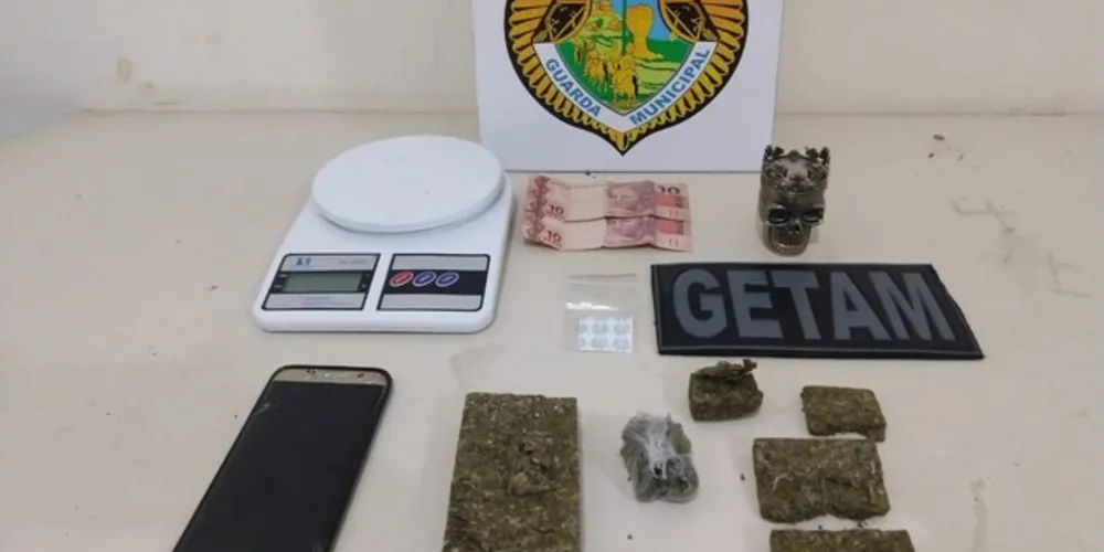Droga foi encontrada na casa de um dos rapazes abordados pela GM