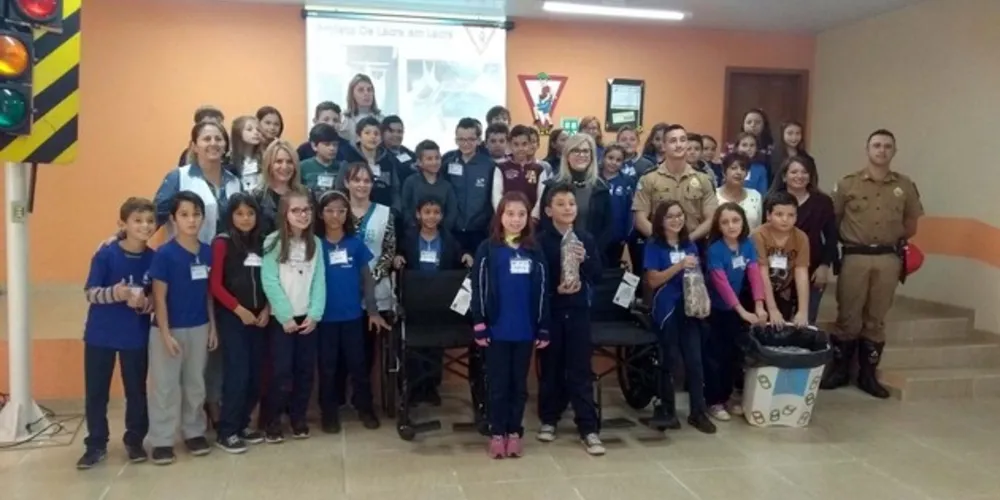 Estudantes arrecadaram 280 quilos de lacres de latas de alumínio 