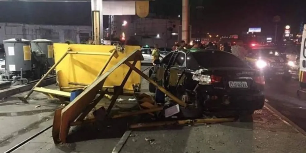 Testemunhas afirmaram que o motorista do carro que invadiu o ponto de ônibus estava alcoolizado