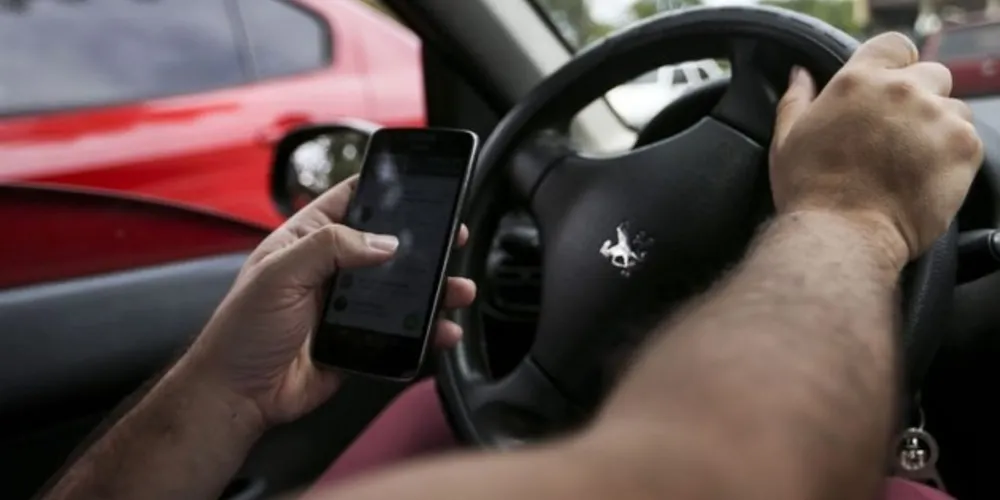 Uso de celular ao volante.