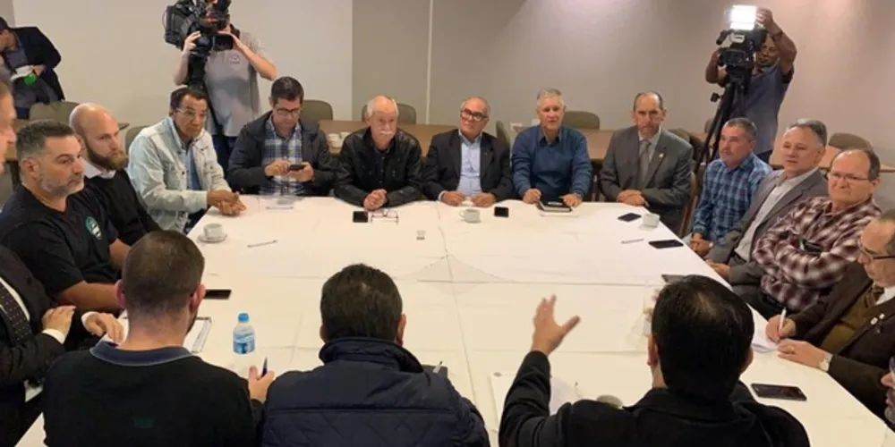 Adepol decidiu entregas viaturas sucateadas ao governador Ratinho Jr. 