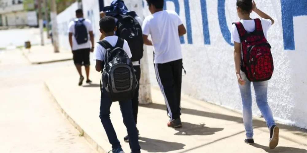 Em 2018, 75,3% dos jovens brancos de 15 a 17 anos estavam matriculados no ensino médio, contra 63,6% de jovens negros  

