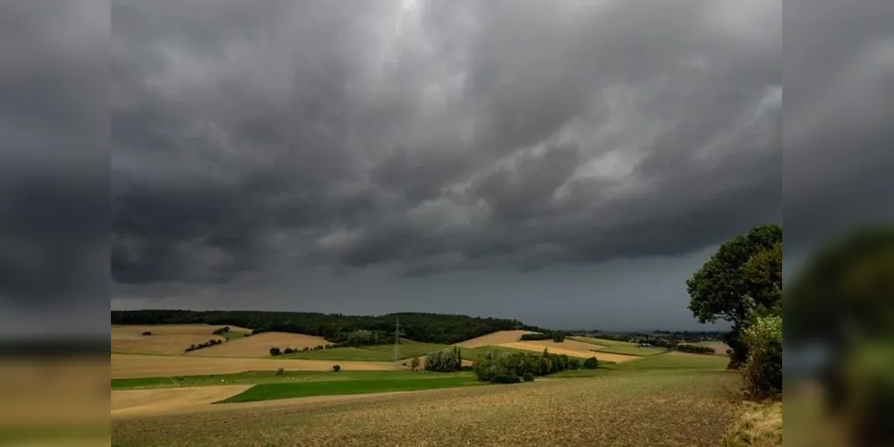 A chuva vem acompanhada de fortes rajadas de vento e eventual queda de granizo nos três estados.