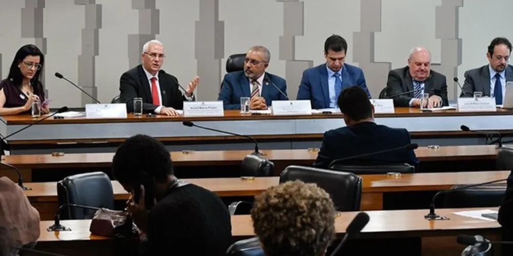 Paulo Paim (3º à esq.) comanda debate com Eidy Cabeza, Nicola Piraino (do Mati), Rogério Silva, Luiz Antonio Colussi e Cristiano Paixão