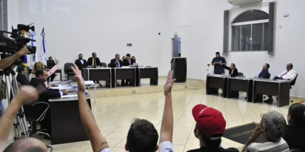 Reação do público foi intensa, obrigando a suspensão dos trabalhos.