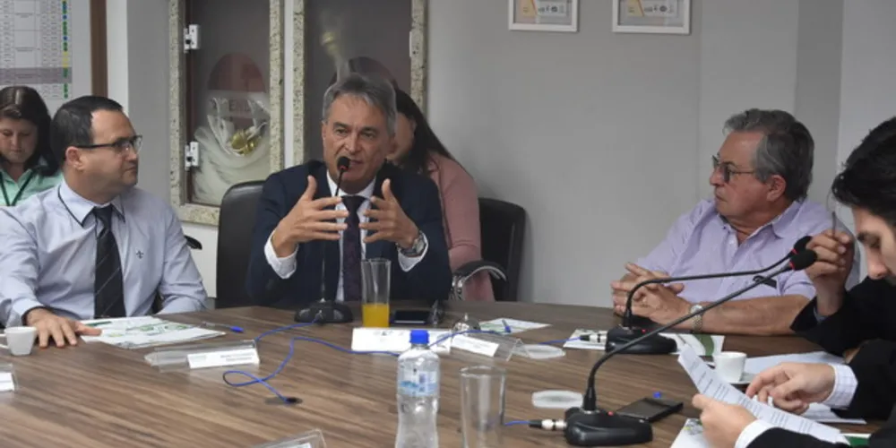 Reunião aconteceu nesta segunda-feira