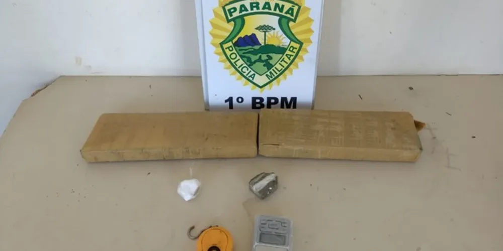 Além do mandado de prisão, homem foi preso em flagrante por tráfico de drogas