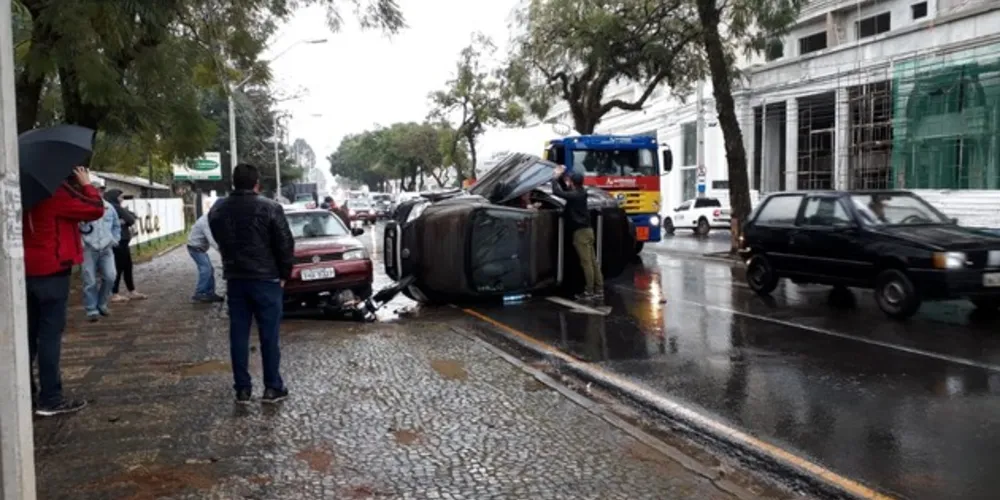 O acidente aconteceu na pista centro/bairro da Avenida Visconde de Mauá, em Vila Oficinas