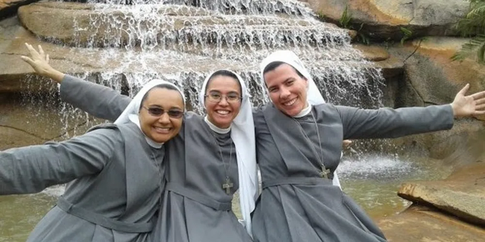 Freiras da Congregação das Irmãs Oblatas de Jesus e Maria em Cascavel (PR) podem retirar e renovar a CNH com o hábito religioso completo