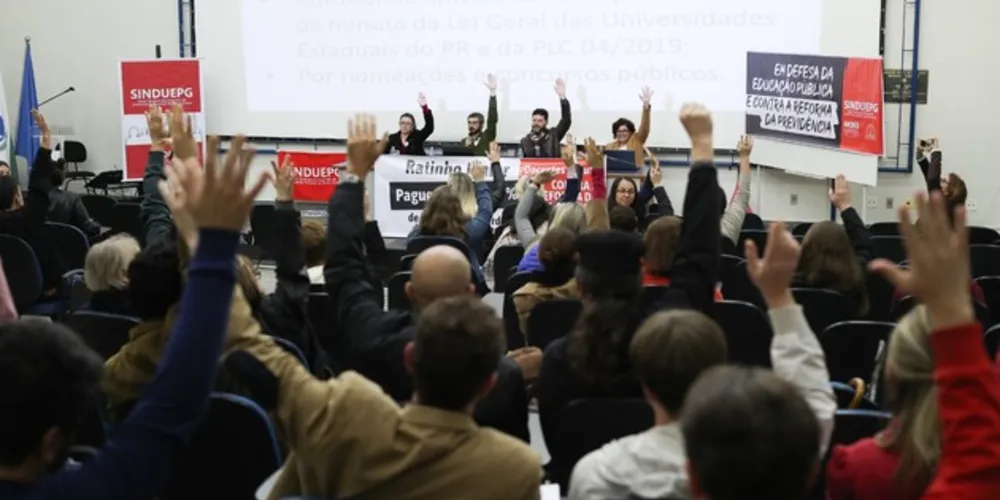 Paralisação foi definida em assembleia na noite de quarta-feira (26)