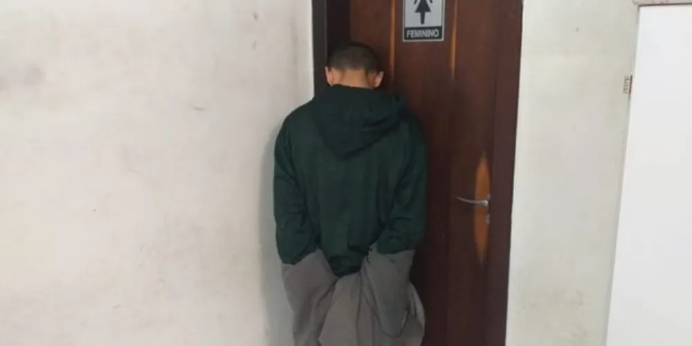 O homem está preso e à disposição da Justiça.