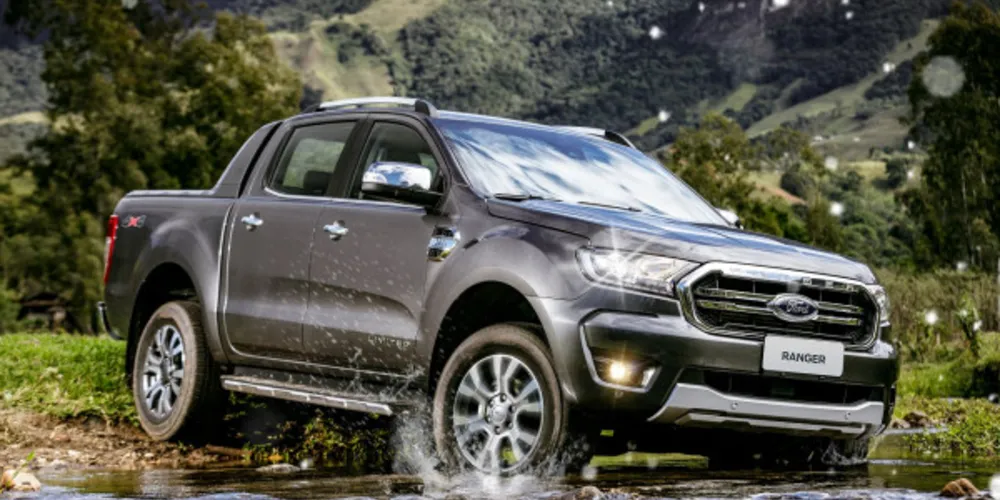 Por dentro, ela ganhou acabamento todo em preto contrastando com itens cinza e cromado. 