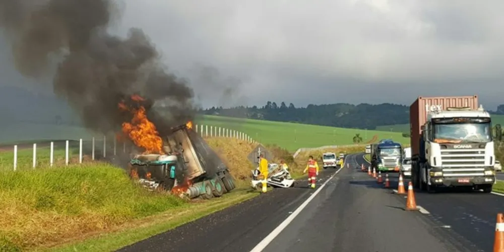 Imagem ilustrativa da imagem Mulher morre e caminhão pega fogo em acidente na BR-376