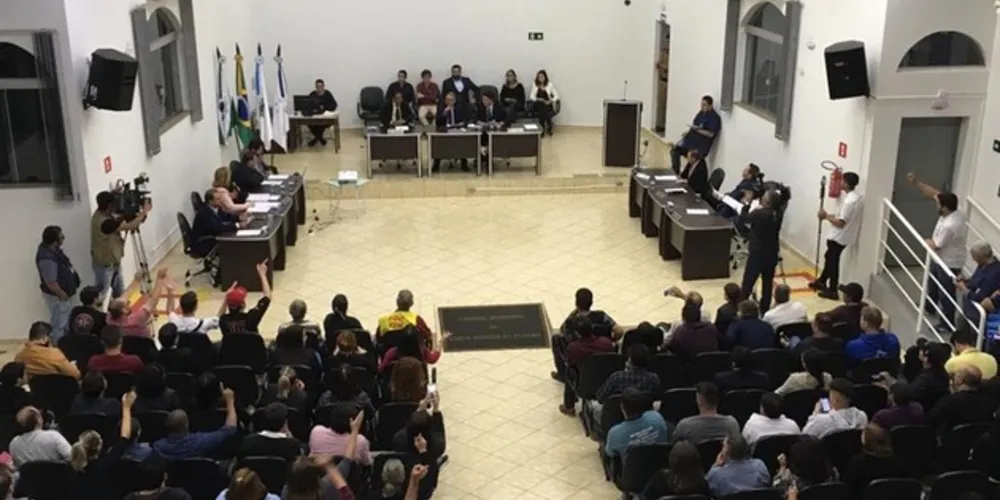 Proposta aumentaria os próprios salários, de R$ 998 para R$ 4.251