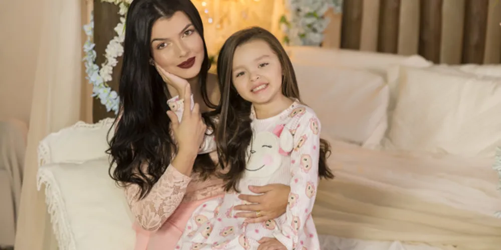 Eternizar os momentos felizes de uma família está é a proposta do Estúdio Bonin Fotografias, que a cada dia ganha mais fiéis clientes. No registro especial, Renata Pedroso e sua filha Natália Pedroso Pereira dos Santos. Vale a pena conferir os trabalhos do Estúdio Bonin nas redes sociais, e agendar seu horário!