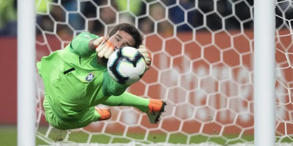 Alisson defendeu cobrança da equipe paraguaia e ajudou a classificar a seleção brasileira