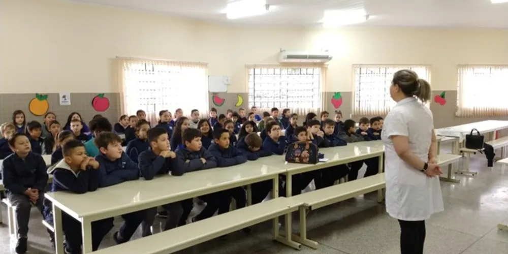 Durante a atividade, os alunos puderam tirar dúvidas e provar um bolo feito com cenoura e talos de couve.
