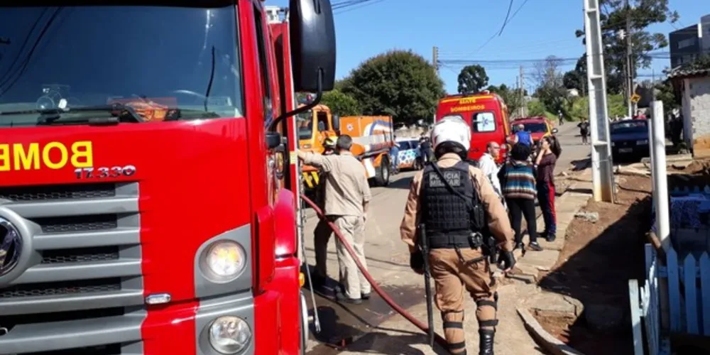 Três pessoas sofreram queimaduras e precisaram de atendimento. Entre as vítimas está uma criança de 6 anos