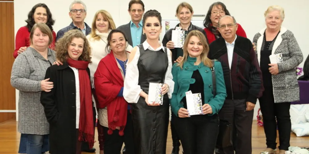 Membros da Academia Ponta-grossense de Letras e Artes (APLA), Alana Águida Berti, Rosicler Alves Gomes, José de Bortoli, Cristina Donasolo, Dione Navarro, Regina Follador, Flávio Madalosso Vieira, Renata Regis Florisbelo, Rossana Barbissan, Marivete Souta, Rute Yumi, Álvaro Andrade e Rosilene Tramontin
