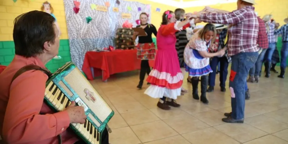 Além das comidas, teve quadrilha, apresentações artísticas e palestras com orientações sobre saúde do idoso
