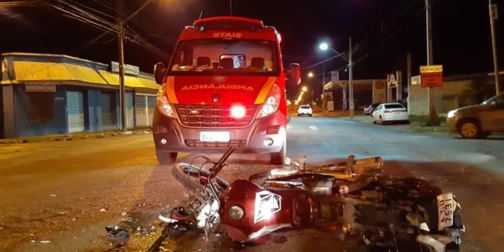 Uma colisão entre uma caminhonete e uma moto deixou uma pessoa ferida na madrugada deste sábado (29) em Ponta Grossa