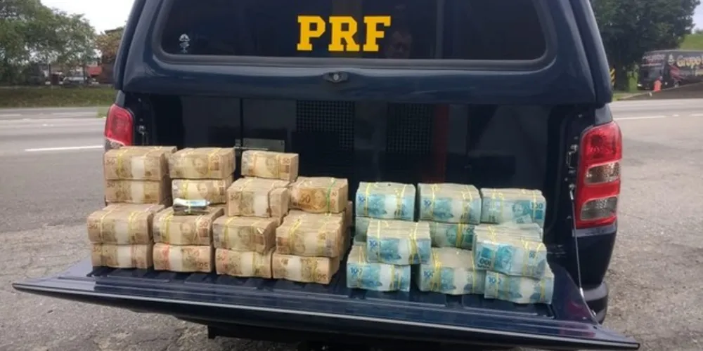 PRF encontra R$ 2,5 milhões dentro de picape na rodovia Régis Bittencourt, SP