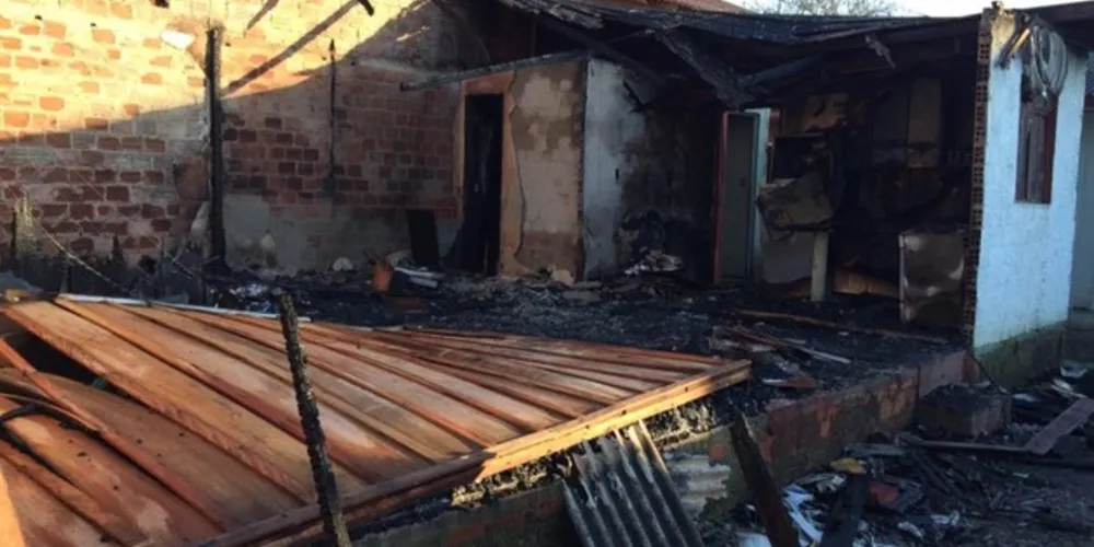 Imagem ilustrativa da imagem Casa é destruída por incêndio após briga de casal em Curitiba