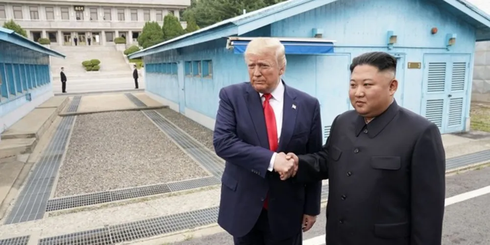 Imagem ilustrativa da imagem Trump cruza a
fronteira e se encontra com Kim Jong-un