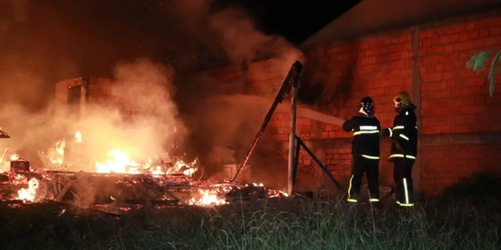 Imagem ilustrativa da imagem Incêndio destrói
residência no ‘Lagoa Dourada’