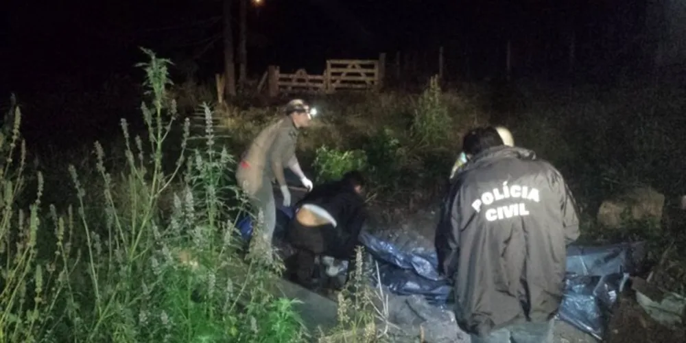 Corpo estava enterrado perto de fogueira dentro de propriedade rural em Itaiacoca