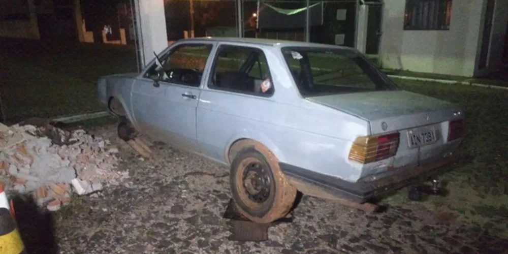 Carro foi encontrado parcialmente depenado horas após o roubo
