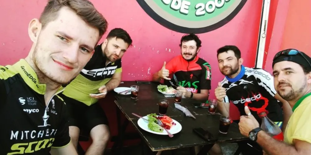O grupo rodou mais de 100 quilômetros por dia e parava a cada 20 para se hidratar