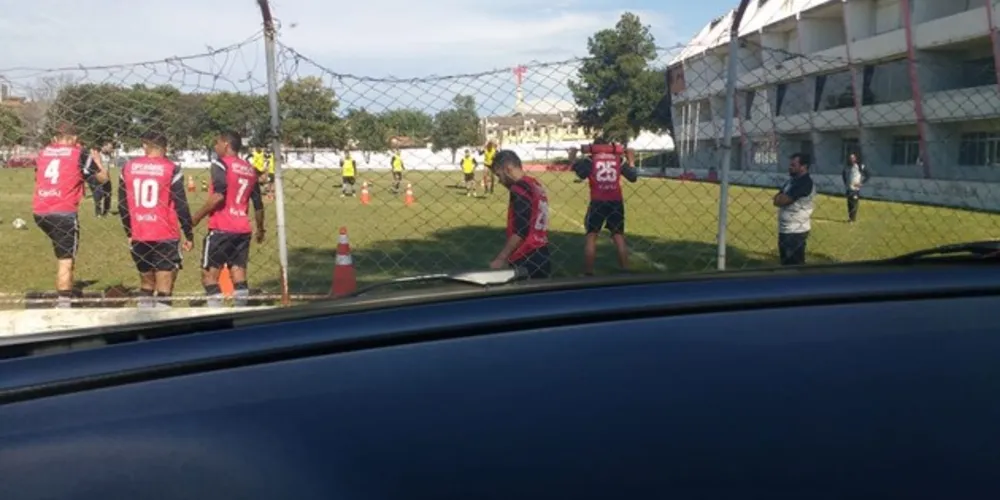 Lucas Gaúcho (no centro da imagem) já treinou na manhã desta segunda-feira com o elenco alvinegro