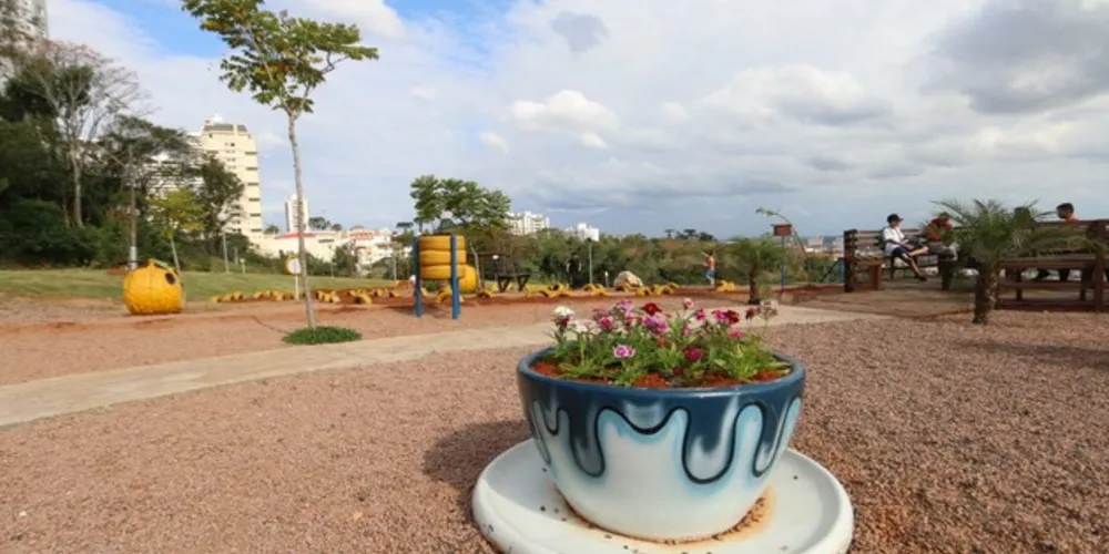 A Praça ‘Pôr do Sol’ foi a primeira a receber ação que visa os animais de rua