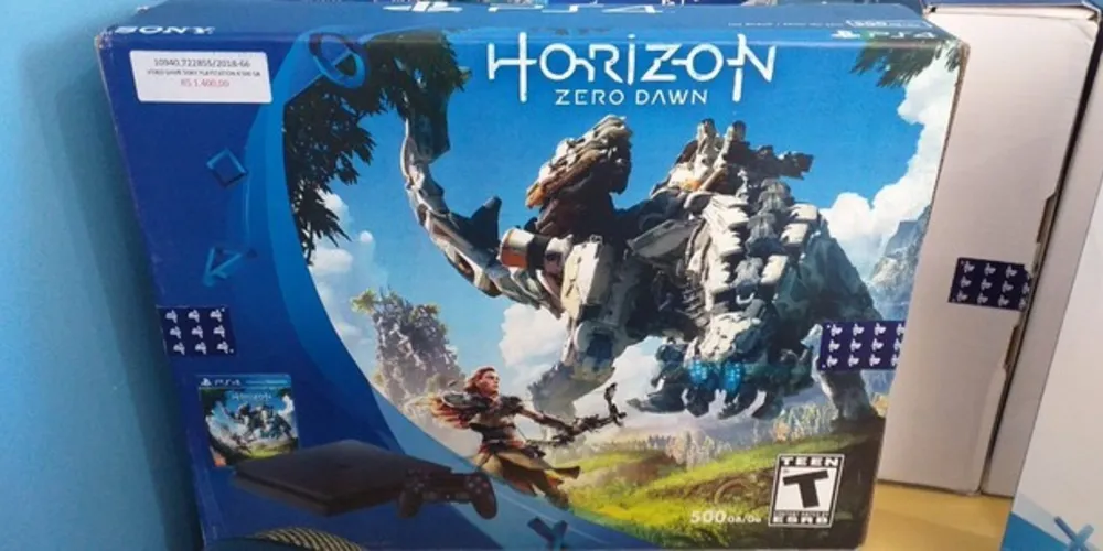 Entre as mercadorias disponíveis estão PlayStation, pendrive, cartão de memória, peças para moto, perfumes, bonecos para colecionadores e carregadores para celular