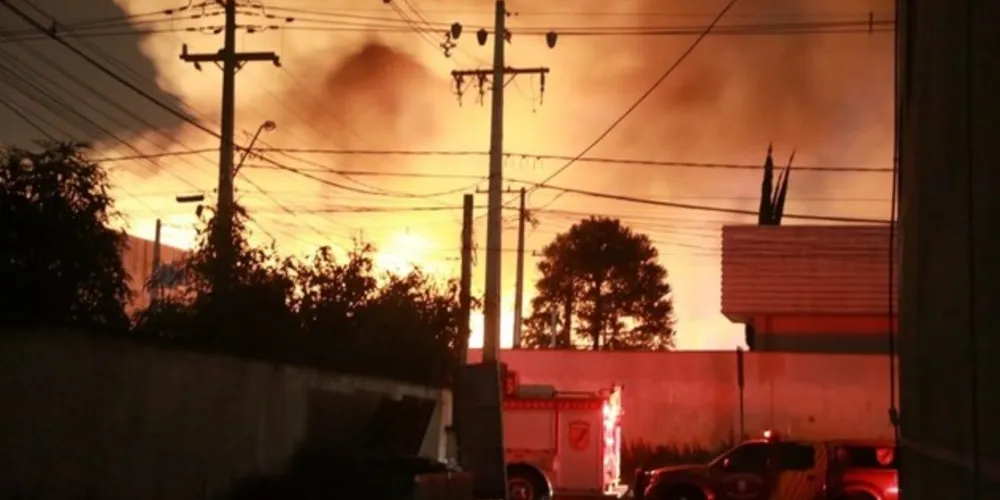 Incêndio de grandes proporções atinge barracão em Pinhais