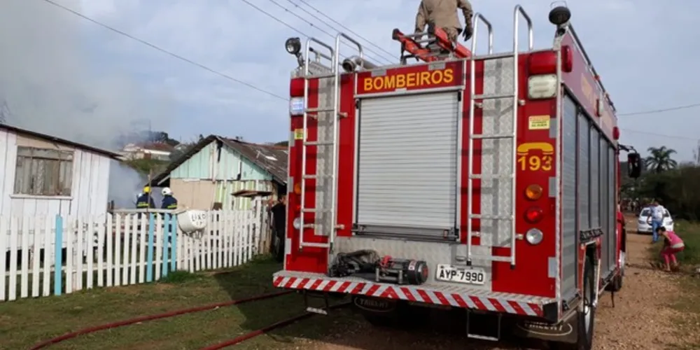 Imagem ilustrativa da imagem Incêndio destrói casa de madeira no Jardim Amália