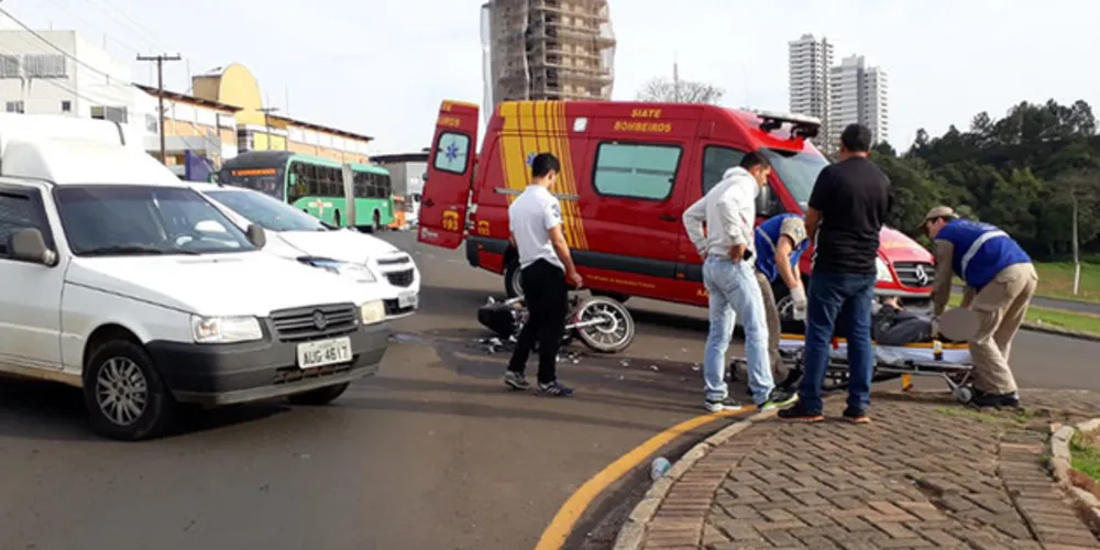 Vítima sofreu ferimentos leves e foi levada pelos bombeiros até o PSM