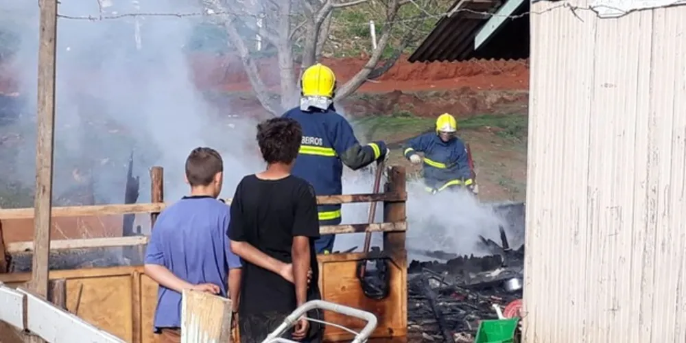Em poucos minutos, imóvel de madeira veio abaixo devido ao incêndio